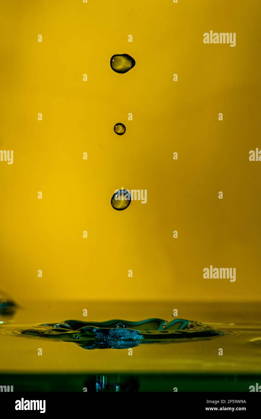 Wassertropfen vor gelbem Hintergrund Stock Photo
