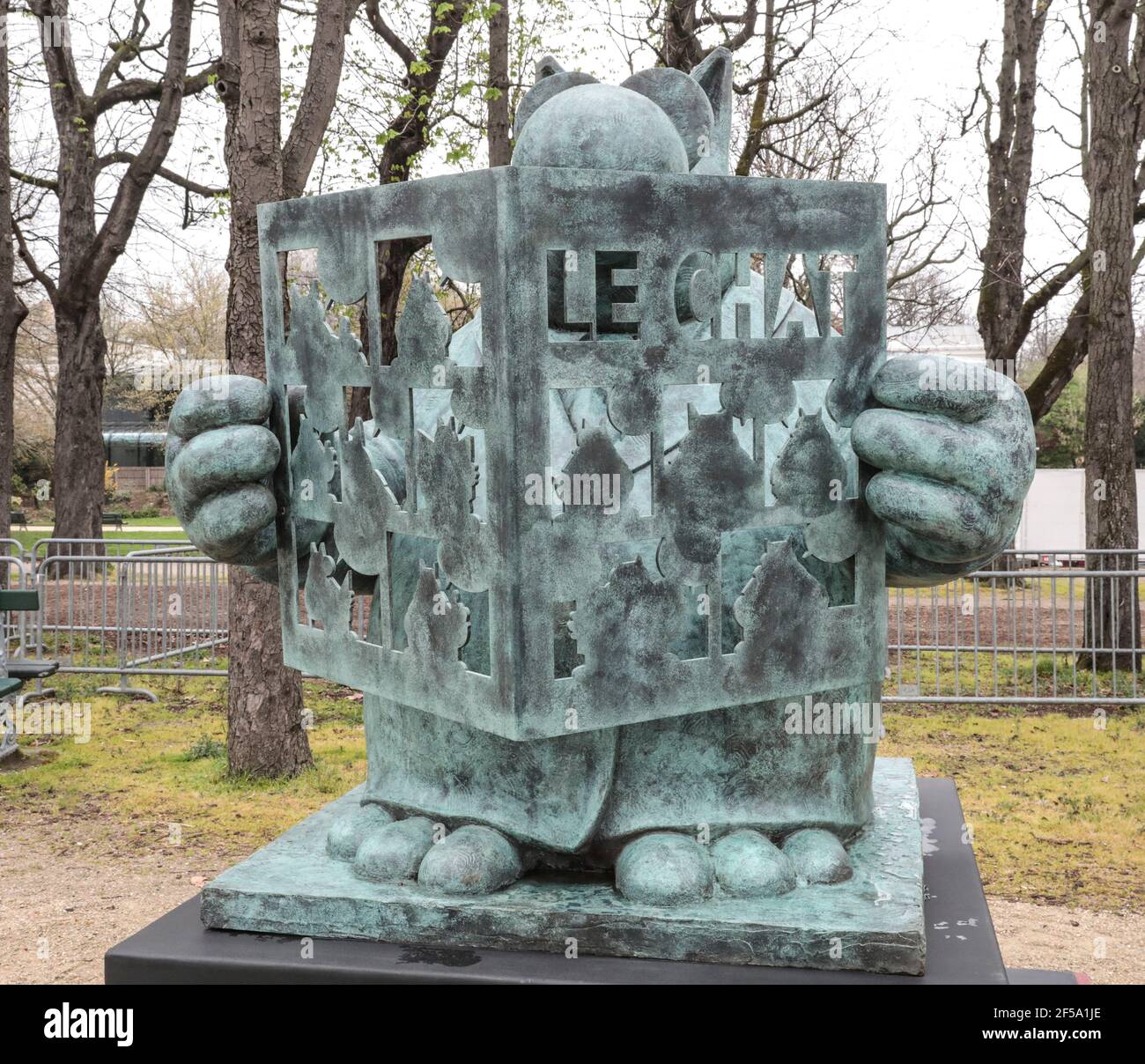 Le Chat By Philippe Geluck Twenty Sculptures On Champs Elysees Paris Stock Photo Alamy