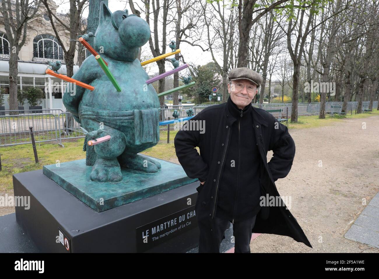 Le Chat By Philippe Geluck Twenty Sculptures On Champs Elysees Paris Stock Photo Alamy