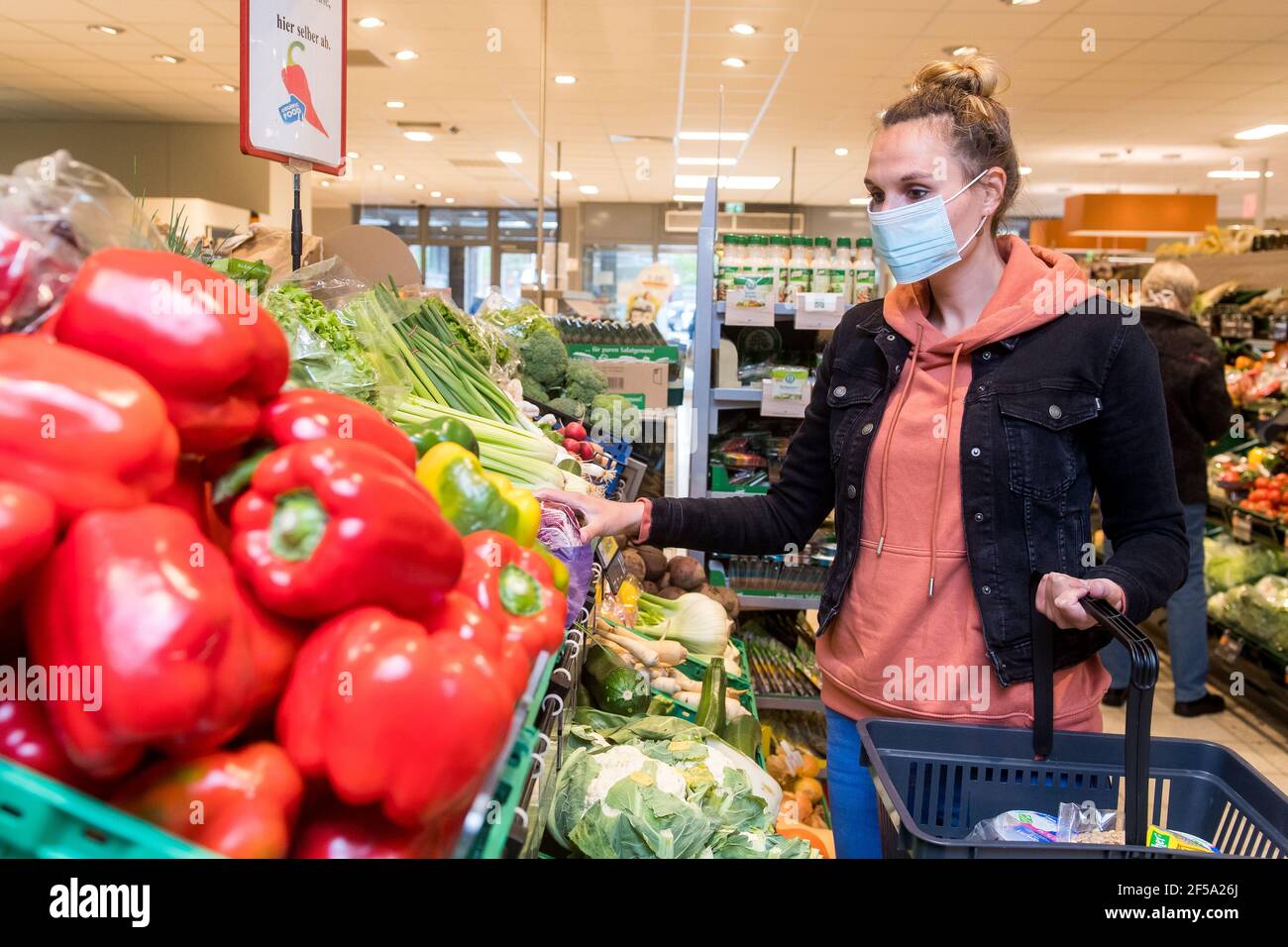 Flensburg, Germany. 29th Apr, 2020. Regarding Verena Maria Schurr's theme service report of March 25, 2021: If you don't want to spend the Easter holidays in a shopping frenzy, it's best to plan your errands and meals properly beforehand. Credit: Benjamin Nolte/dpa-tmn/dpa/Alamy Live News Stock Photo