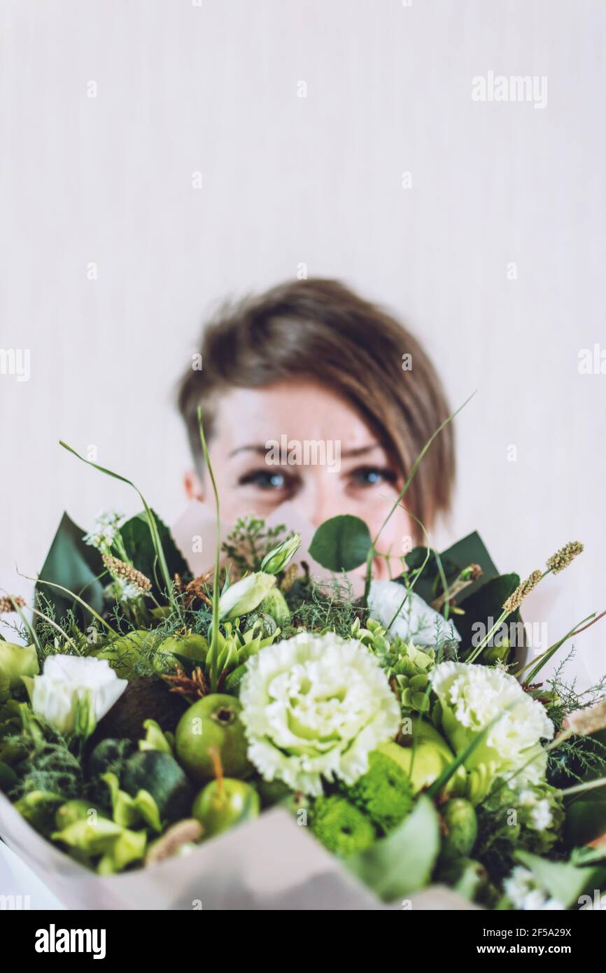 Wedding flower bouquet tutorial hires stock photography and images Alamy