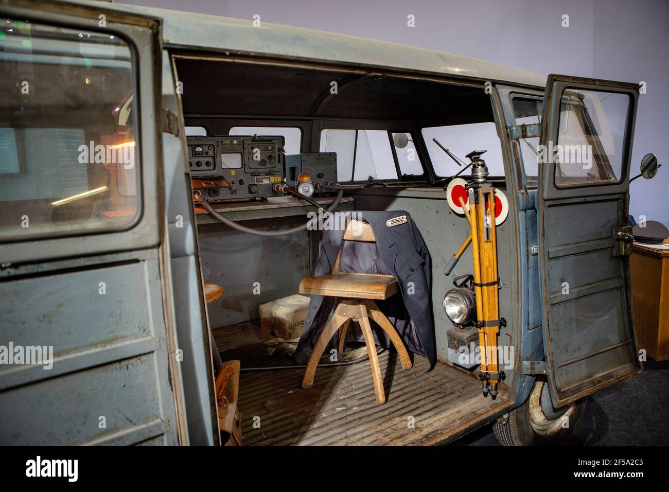 VW Bus T1 als erster Radar-Überwachungswagen eingesetzt, hier im Ruhestand abgebildet. Das Fahrzeug stand über 54 Jahre weitgehend unbeachtet in Scheu Stock Photo