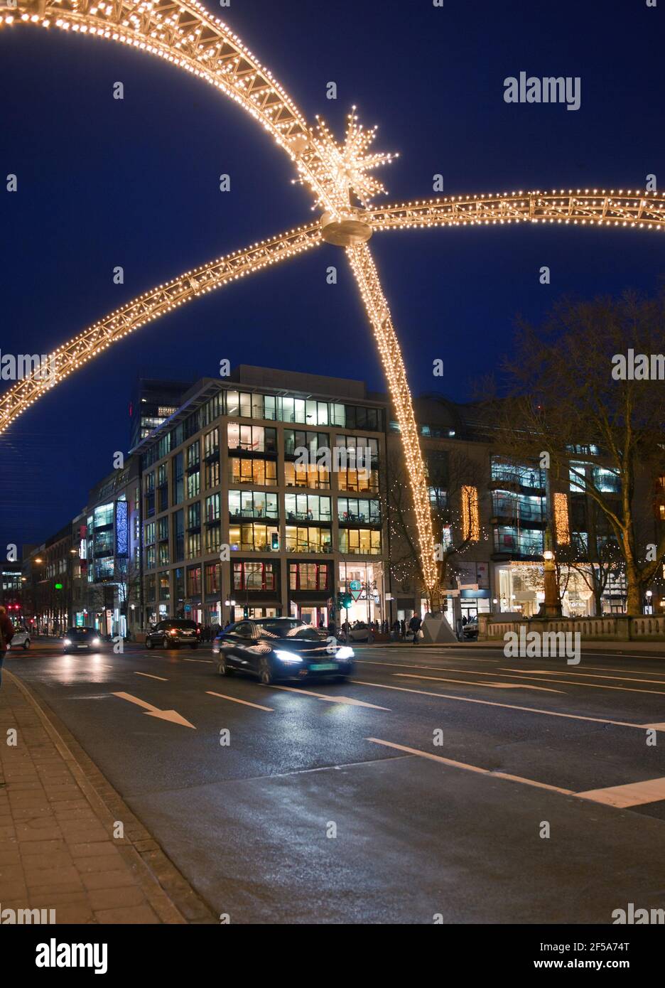 Lichtbogen zur Weihnachtszeit auf der Königsallee in Düsseldorf Stock Photo
