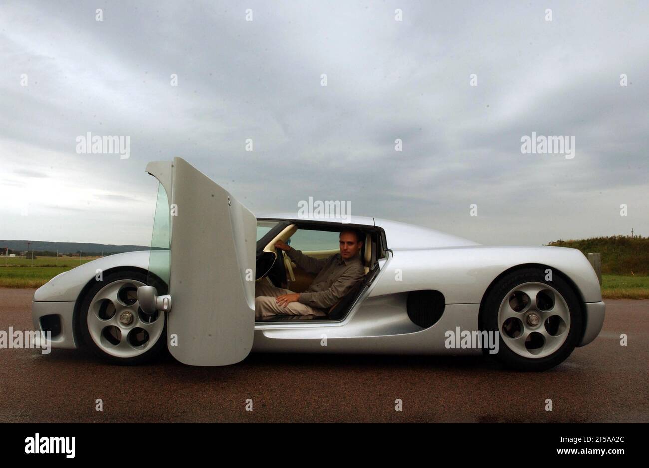 MICHAEL BOOTH SITS IN A  A CC8 AT THE KOENIGSEGG FACTORY IN SWEDEN.19/8/03 PILSTON Stock Photo