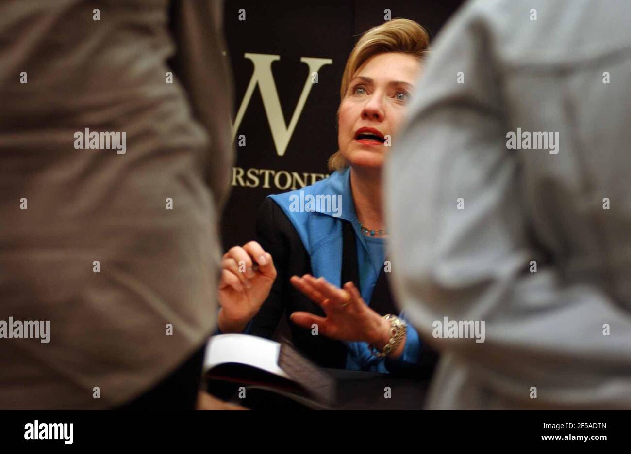HILARY CLINTON SIGHNS COPIES OF HER BOOK AT WATERSTONES  IN PICCADILLY.3/7/03 PILSTON Stock Photo