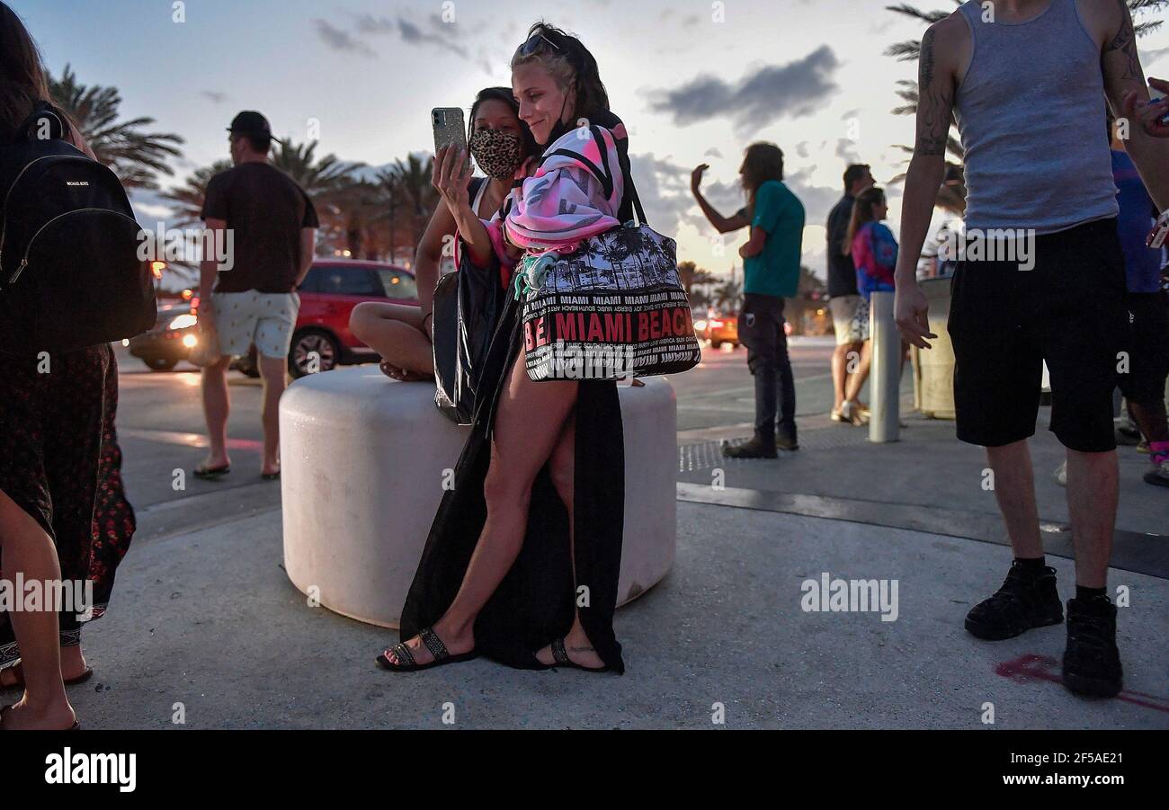 Spring breakers, tourists, and residents gather on Fort Lauderdale beach, Saturday, March 20, 2021. (Photo by Michael Laughlin/South Florida Sun Sentinel/TNS/Sipa USA) Stock Photo