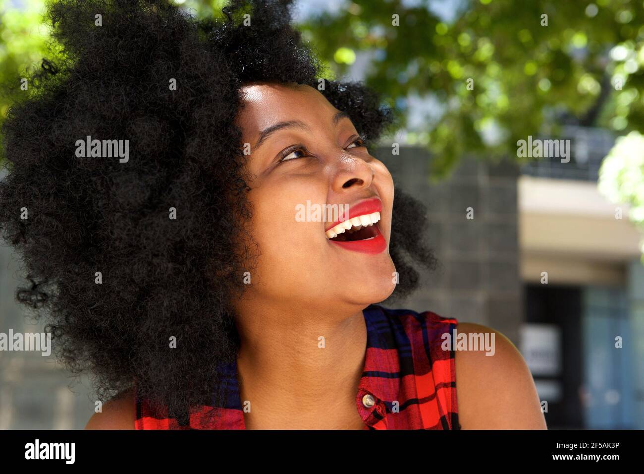 Young black woman portrait laughing hi-res stock photography and images ...