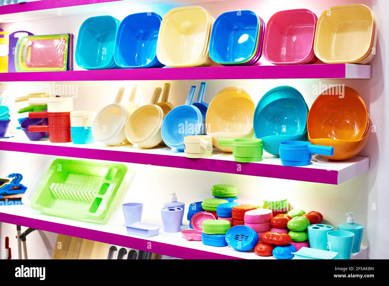 https://c8.alamy.com/comp/2F5AKBN/plastic-kitchenware-in-the-household-goods-store-2F5AKBN.jpg