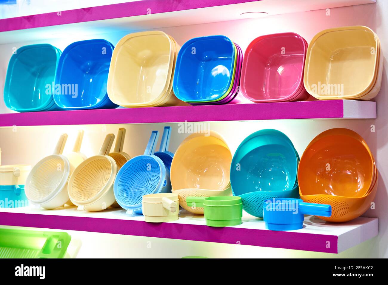 https://c8.alamy.com/comp/2F5AKC2/plastic-kitchenware-in-the-household-goods-store-2F5AKC2.jpg