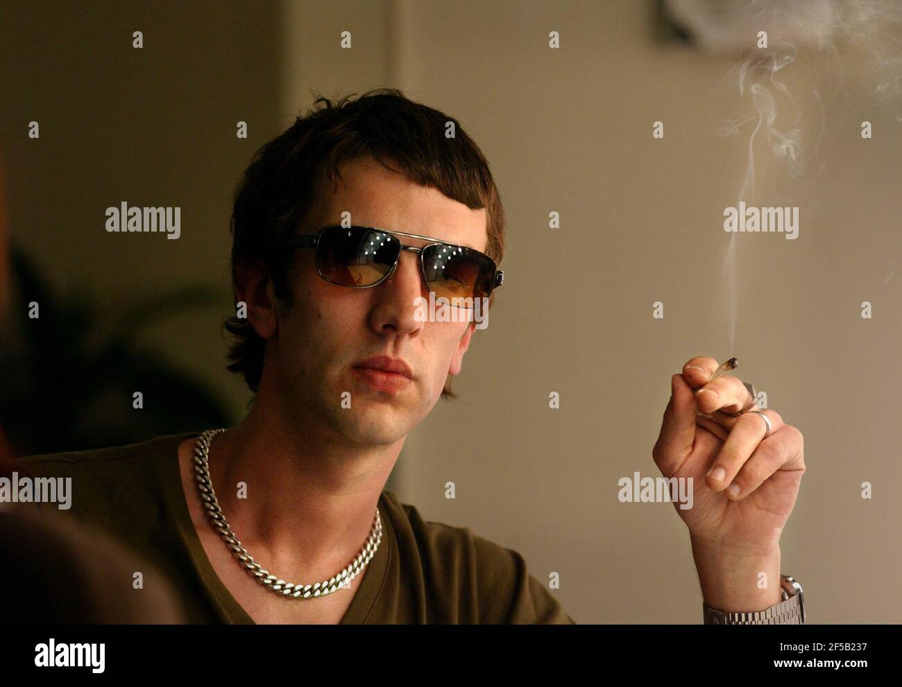 RICHARD ASHCROFT IN HIS DRESSING ROOM AT THE ROYAL ALBERT HALL.27/3/03