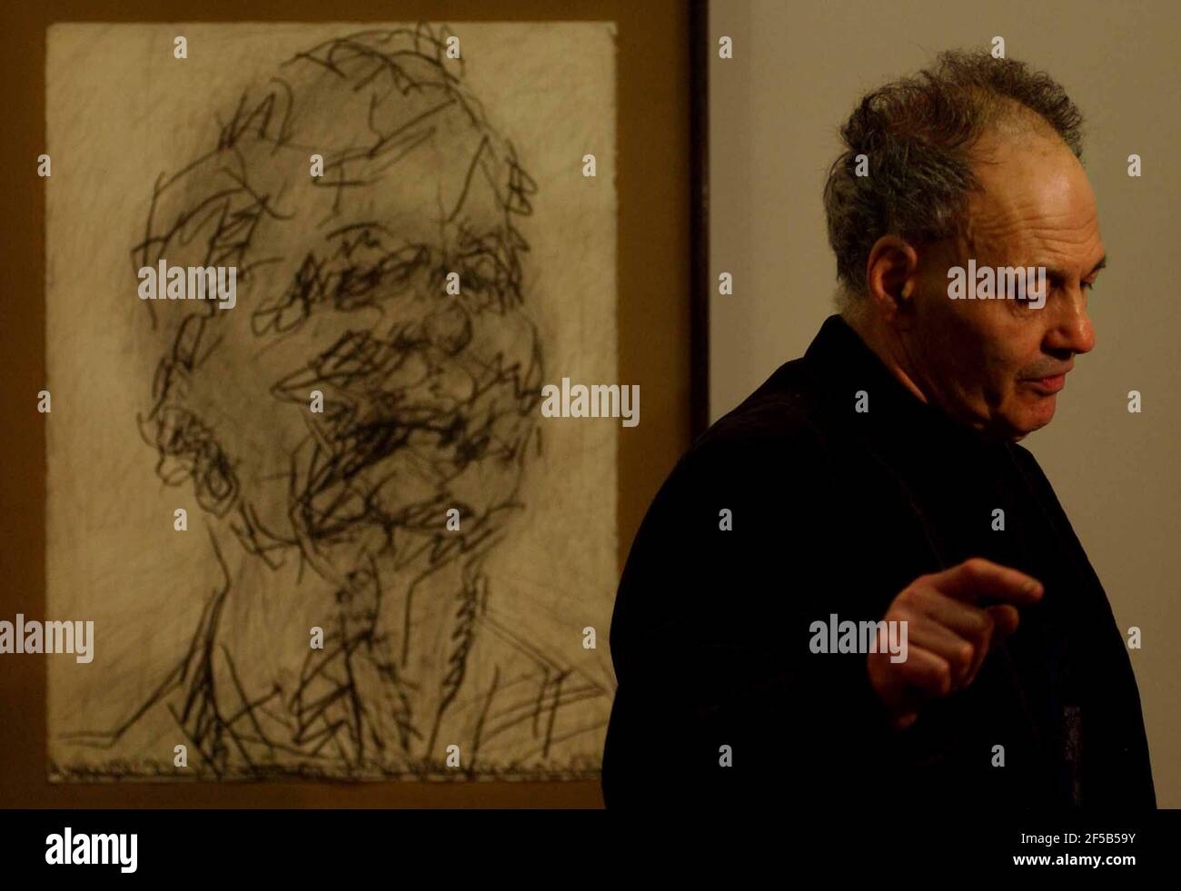 FRANK AUERBACH WITH HIS SELF PORTRAIT IN THE NPG. 14 May 2002 PILSTON Stock Photo