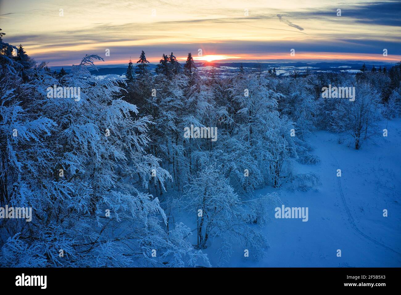 Luftaufnahme vom winterlichen Sonnenuntergang auf dem Hohen Meißner Stock Photo
