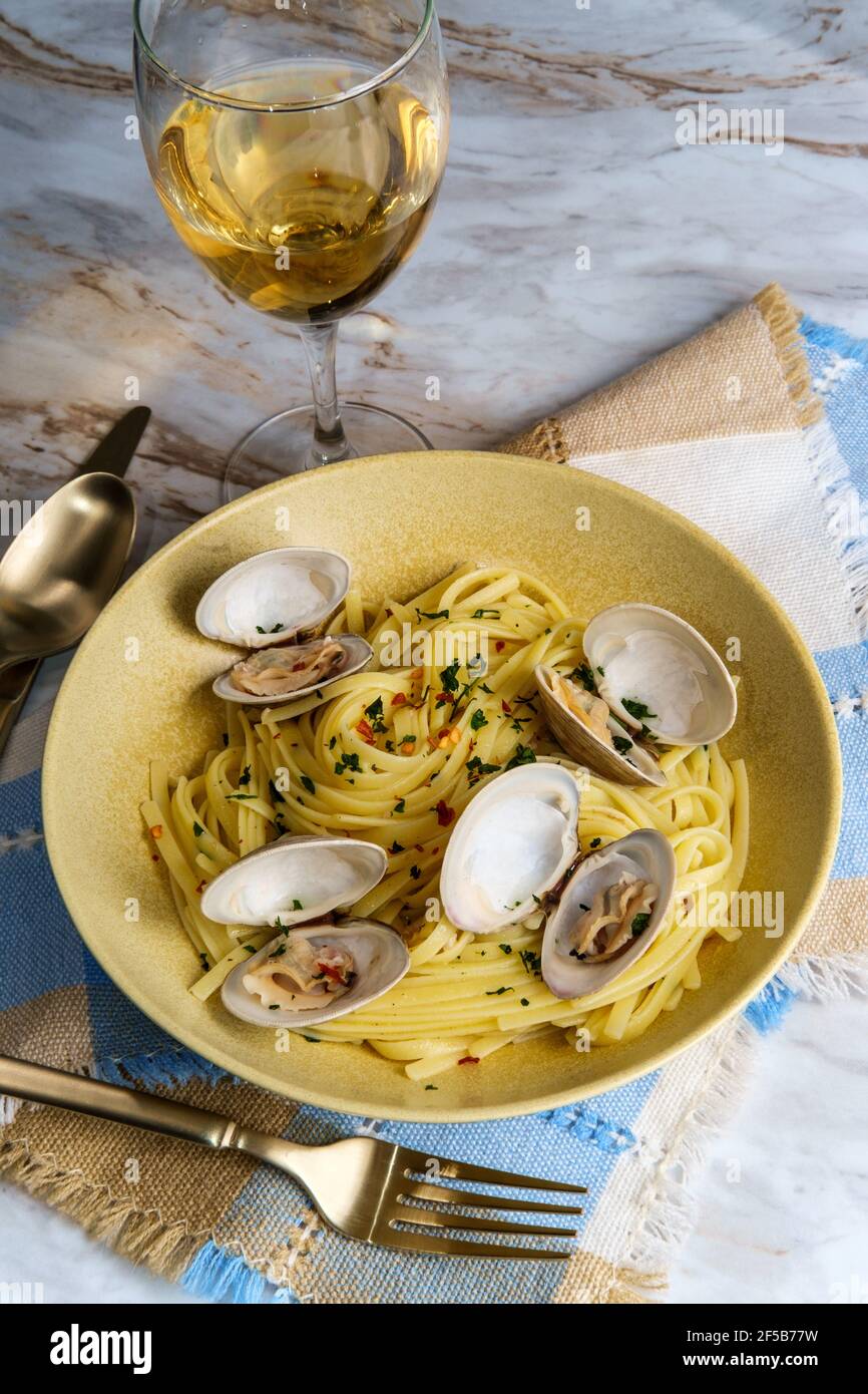 Linguine with littleneck white wine clam sauce and parsley garnish Stock Photo Alamy
