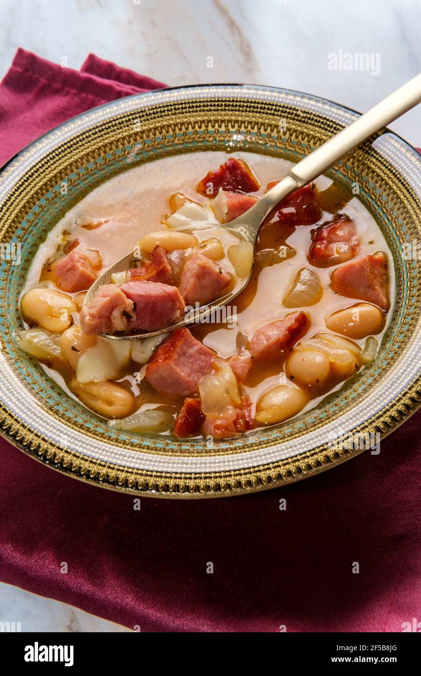 Simple slowcooker ham and cannellini bean soup Stock Photo Alamy