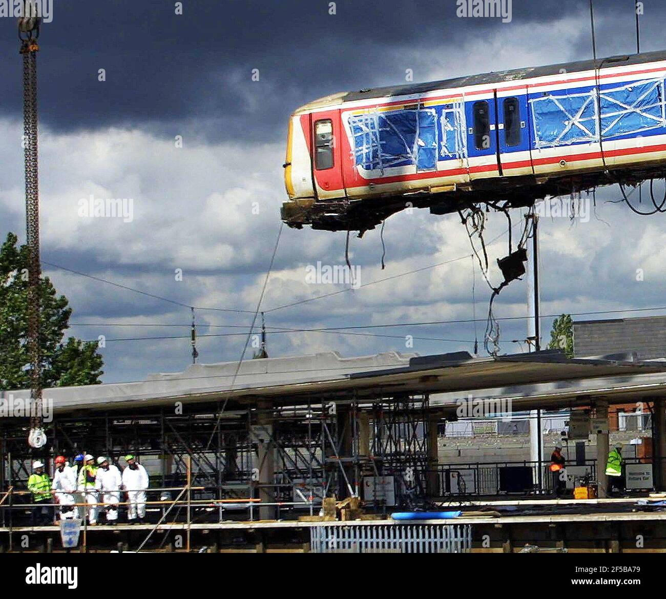 Potters Bar Train Crash....pic David Sandison 14/5/2002 Stock Photo Alamy