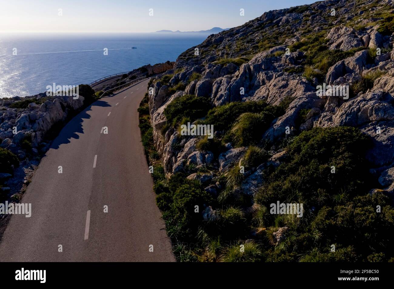 Formentor Road - Lightouse- Tramuntana: Carretera de Formentor hacia el Faro- Acantilados y punto mas alto de la Sierra de Tramuntana Stock Photo