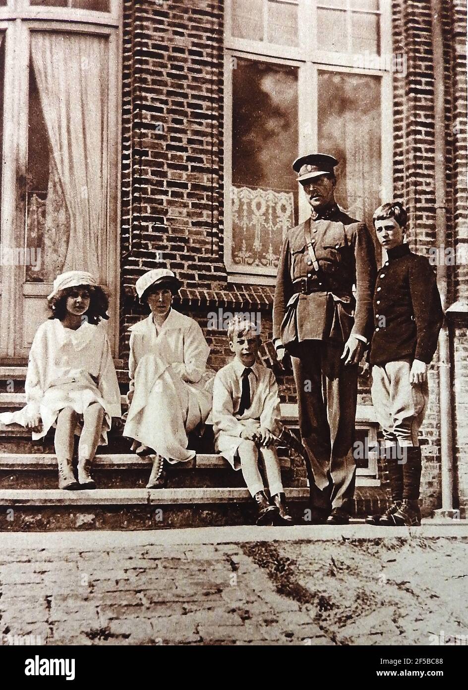 WWI - A rare family photograph of the full Belgian Royal Family at their villa in devastated Flanders. King Albert  I, his wife Duchess Elisabeth of Bavaria, and children Léopold Philippe Charles Albert Meinrad Hubert Marie Miguel,Prince Charles Théodore Henri Antoine Meinrad, Count of Flanders and Marie-José Charlotte Sophie Amélie Henriette Gabrielle,, later Queen of Italy. Theking was known as Albert Leopold Clemens Maria Meinrad in Dutch, Albert Léopold Clément Marie Meinrad in French and Albert Leopold Clemens Maria Meinrad in German Stock Photo