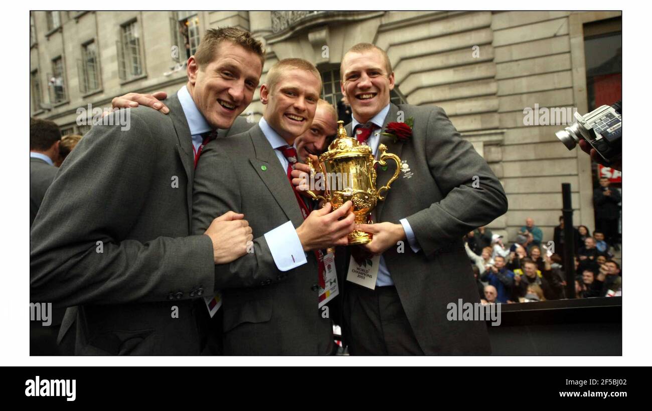 The England World Champion squad on their VICTORY parade through the streets of London.POOL PIC photograph by David Sandison The Independent 8/12/2003 Stock Photo