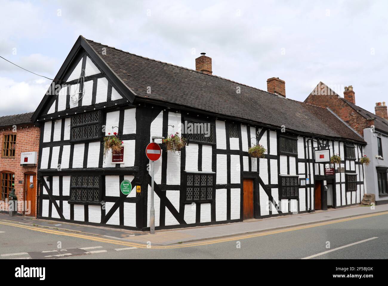 The Cheshire Cat hotel and restaurant at Nantwich in the former 17th century property founded by Roger Wilbraham as almshouses Stock Photo