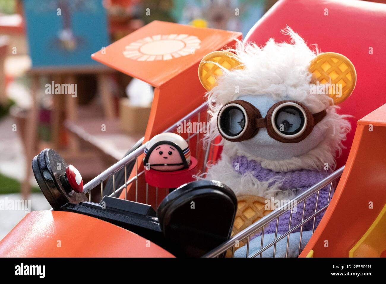 WAFFLES + MOCHI, (aka WAFFLES AND MOCHI), from left Mochi (voice Piotr Michael), Waffles