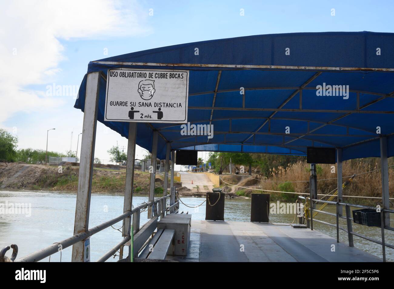 Los Ebanos, Texas, USA, 25th Mar, 2021. The handdrawn ferry on the Rio