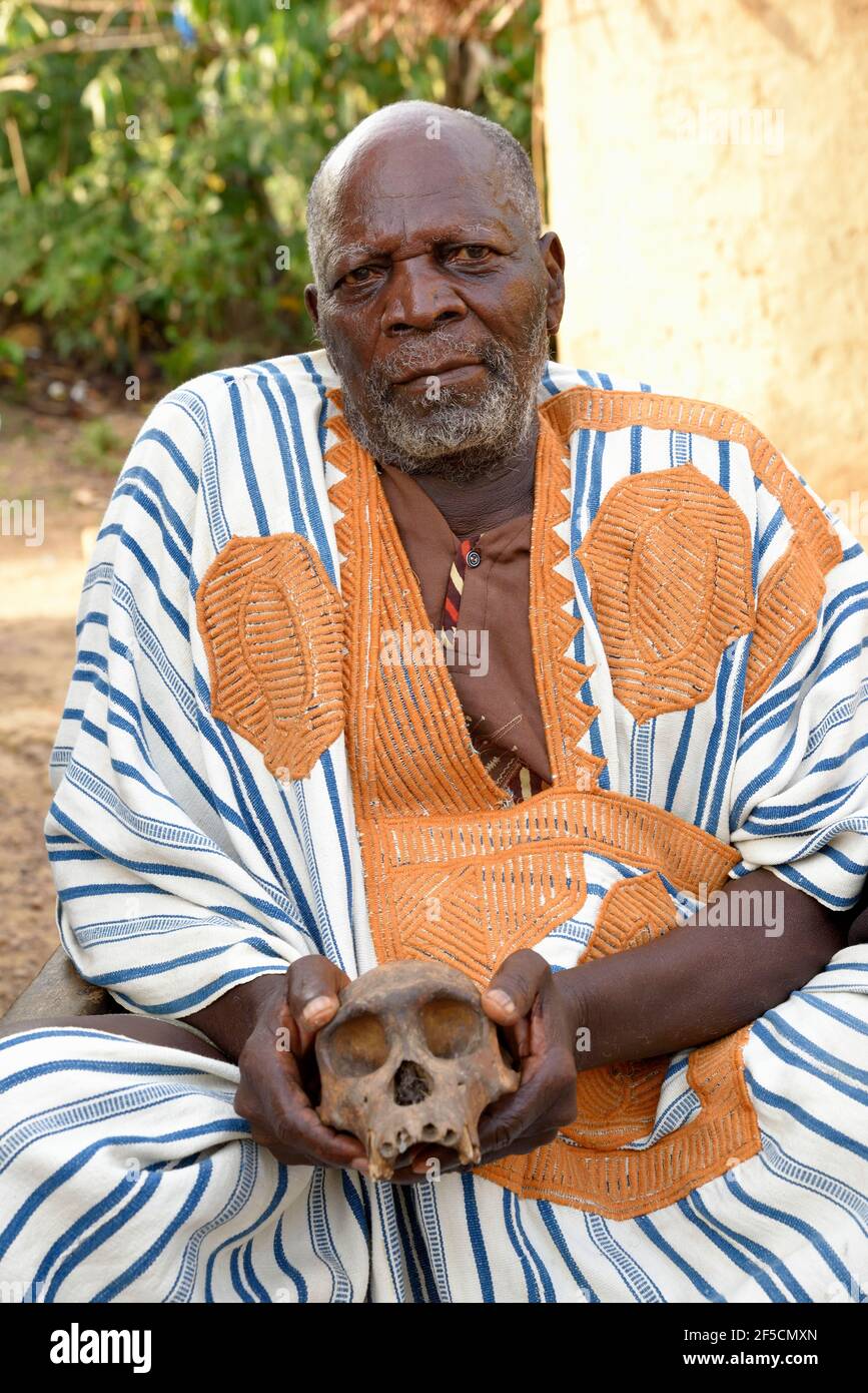 geography / travel, West Africa, shaman with Schimpansen-Kopf, Bossou, Nzérékoré region, republic Guin, Additional-Rights-Clearance-Info-Not-Available Stock Photo