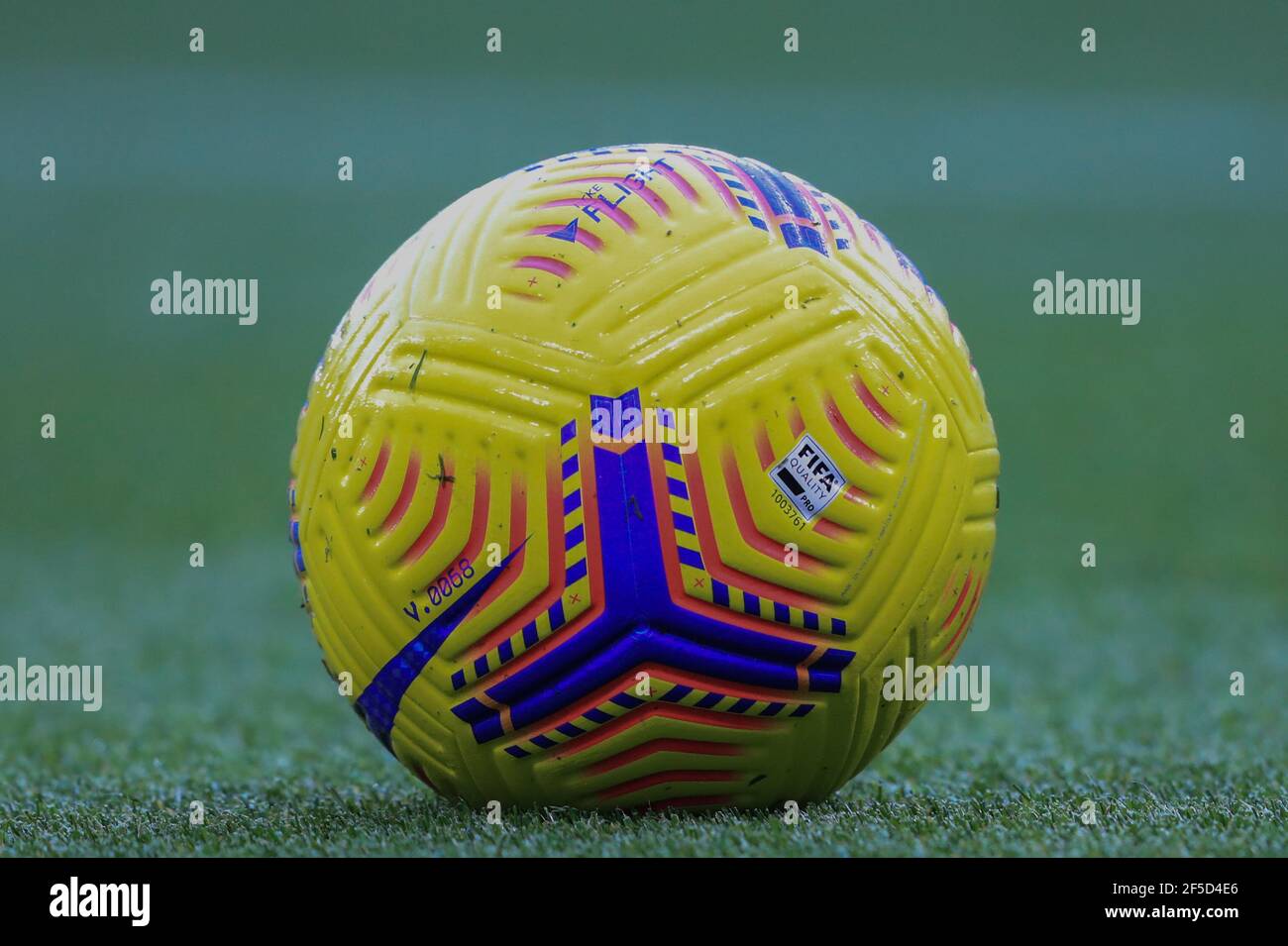 Todays Nike Flash Premier League Match ball Stock Photo Alamy