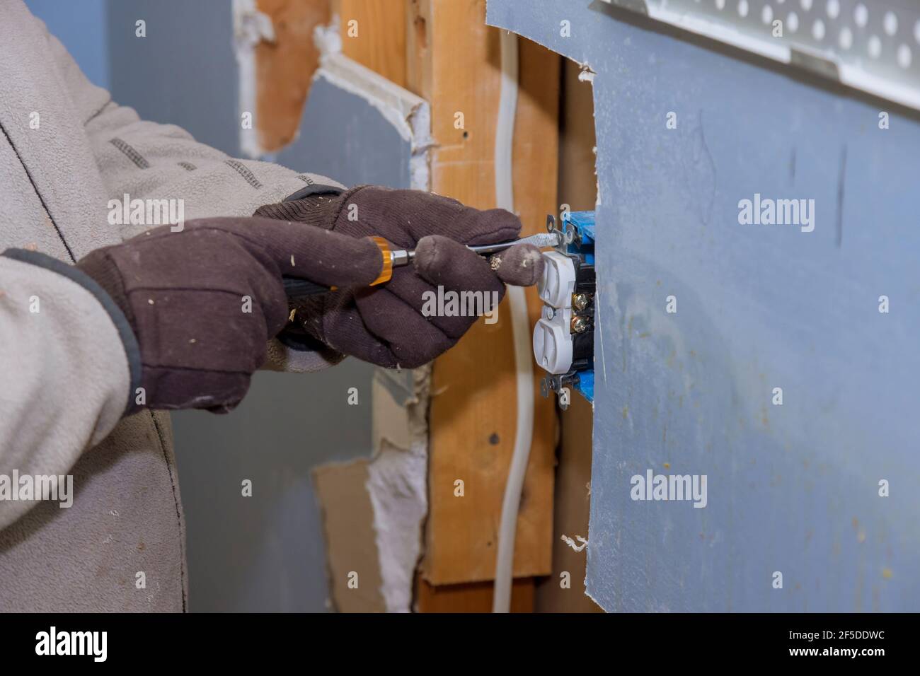 How To Remove Wires From Outlet