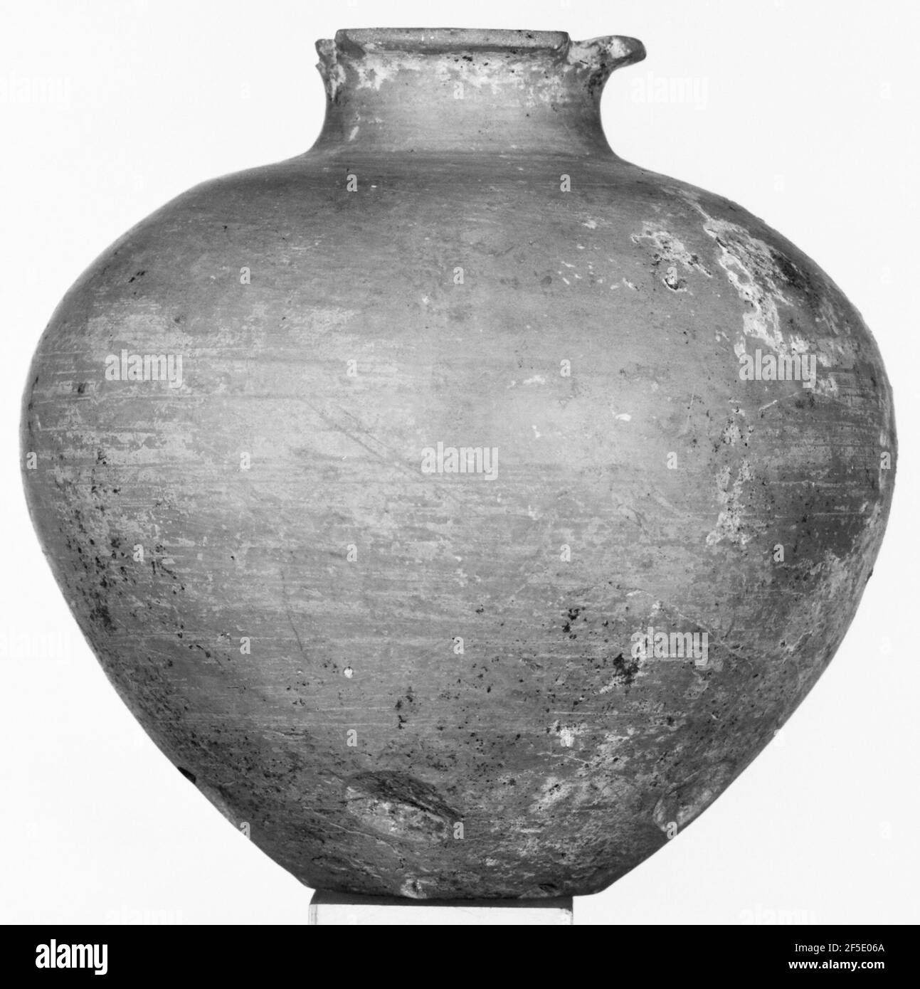 Small ancient ceramic jar hi res stock photography and images Alamy