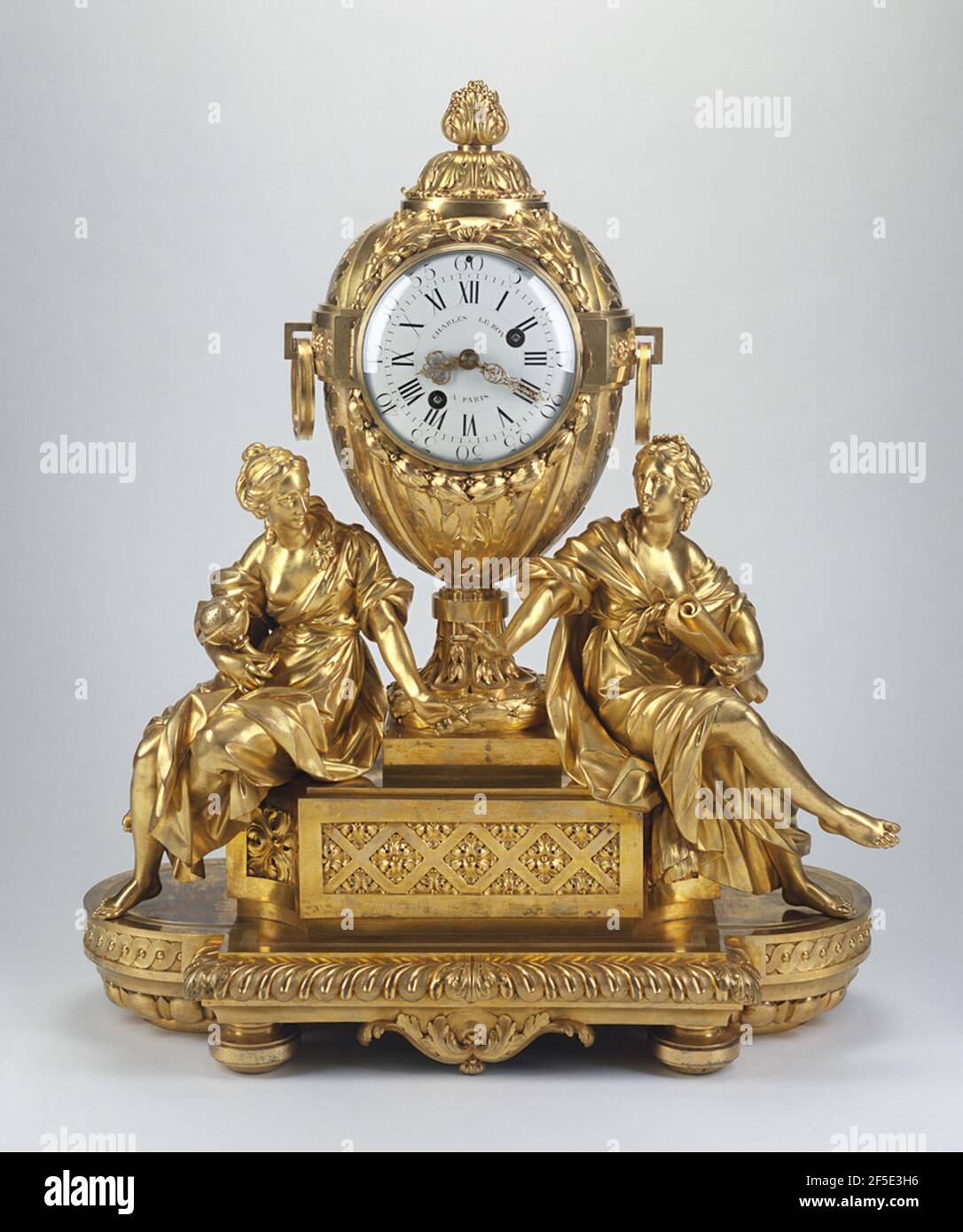 Antique mantel clocks hi-res stock photography and images - Alamy