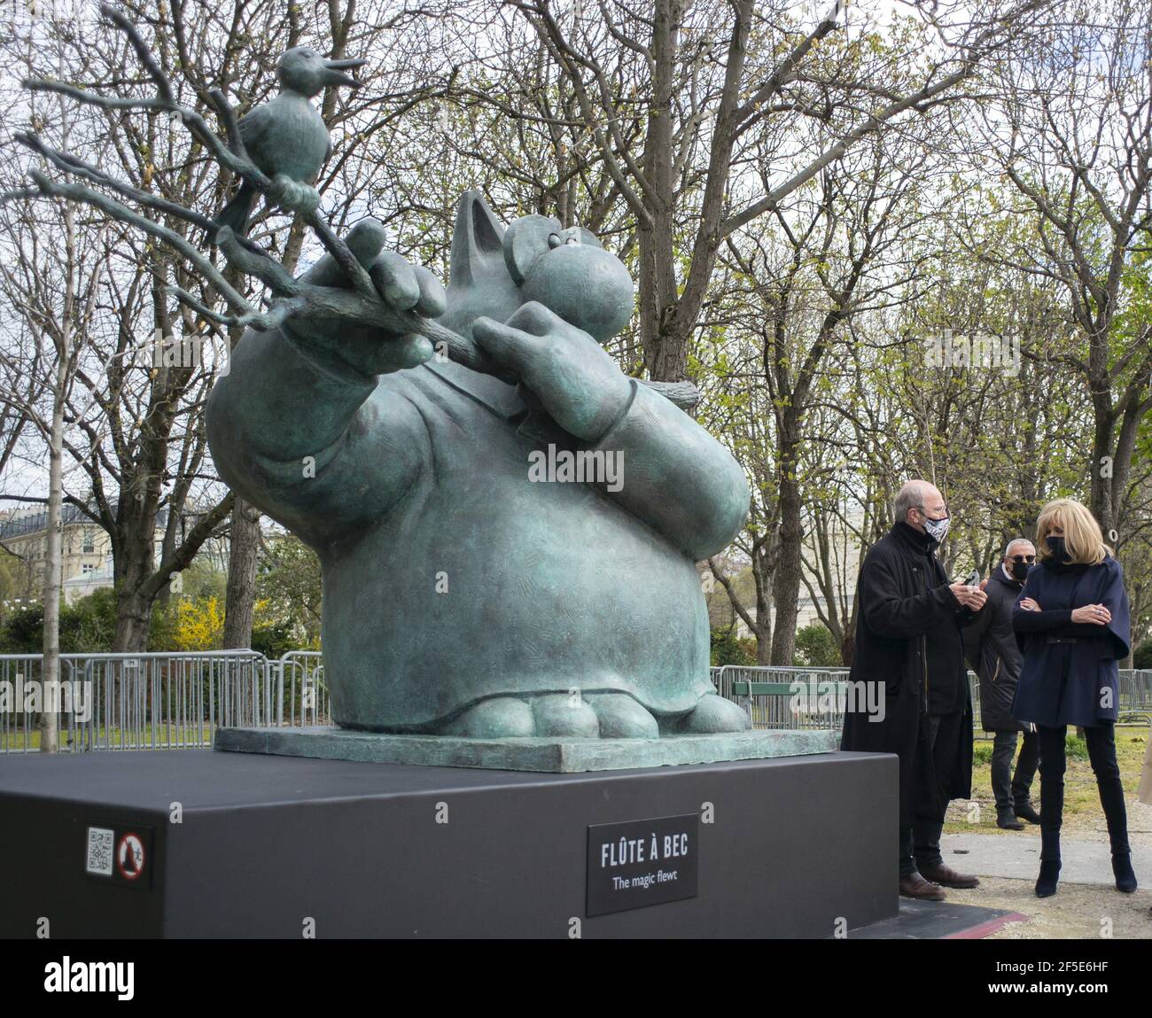 Le Chat By Philippe Geluck Twenty Sculptures On Champs Elysees Paris Stock Photo Alamy