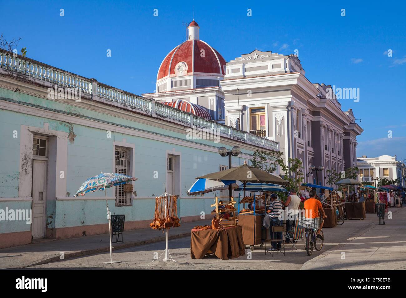 Cuba, Cienfuegos, Street market behind Palacio de Gobierno - now the City Hall Stock Photo