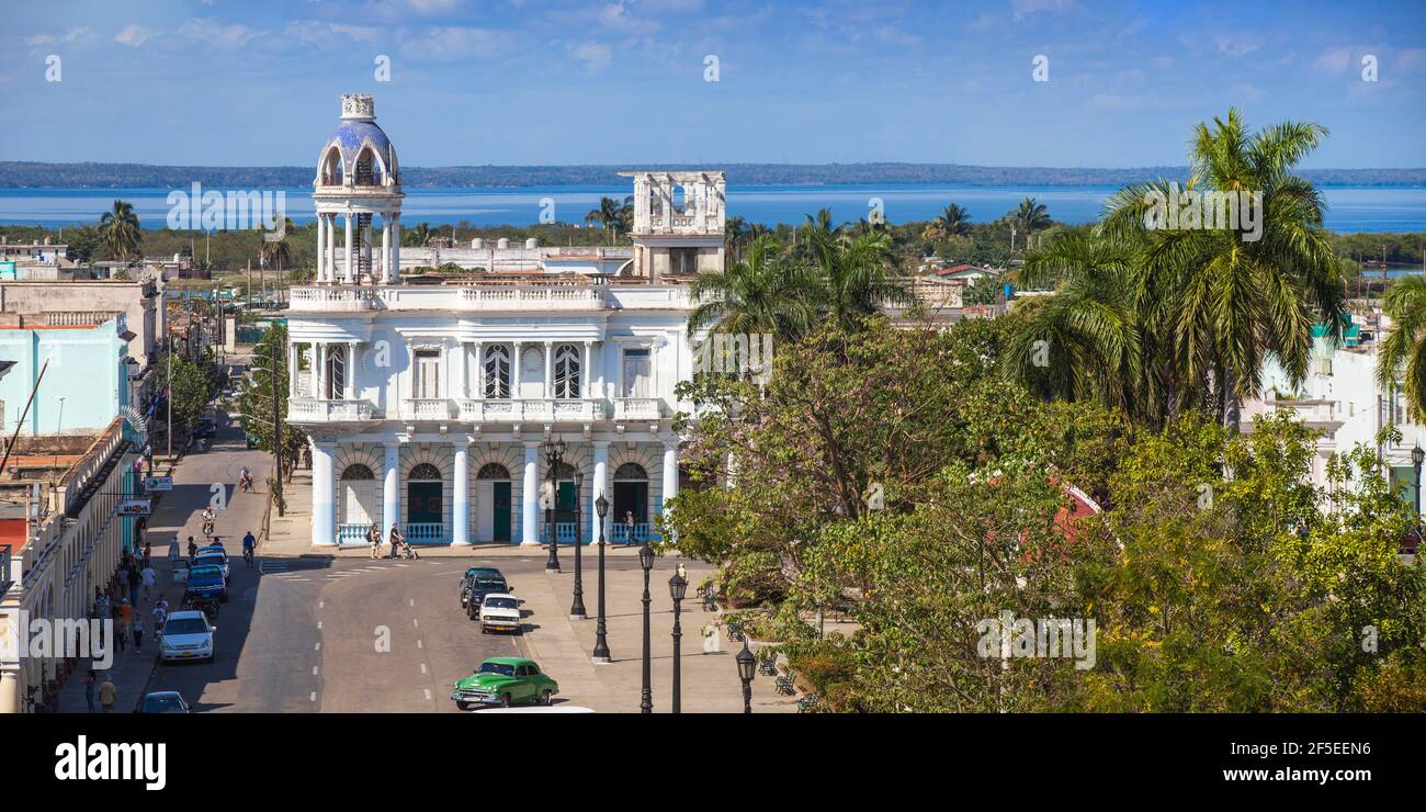 Cuba, Cienfuegos, View of Parque Martí and Casa de la Cultura Benjamin Duarte - former Palacio de Ferrer (1918) Stock Photo