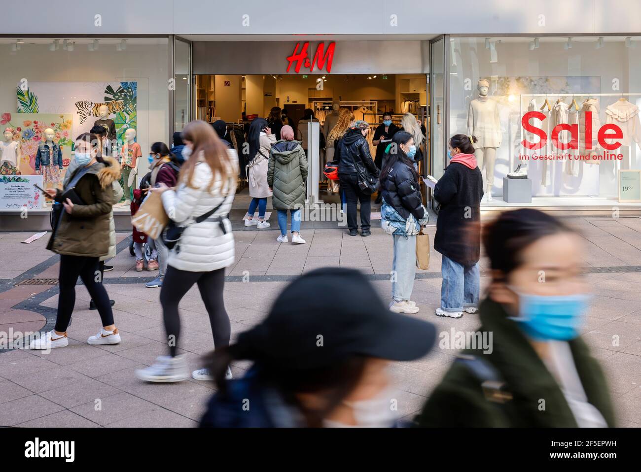 H & m h&m hi-res stock photography and images - Page 6 - Alamy