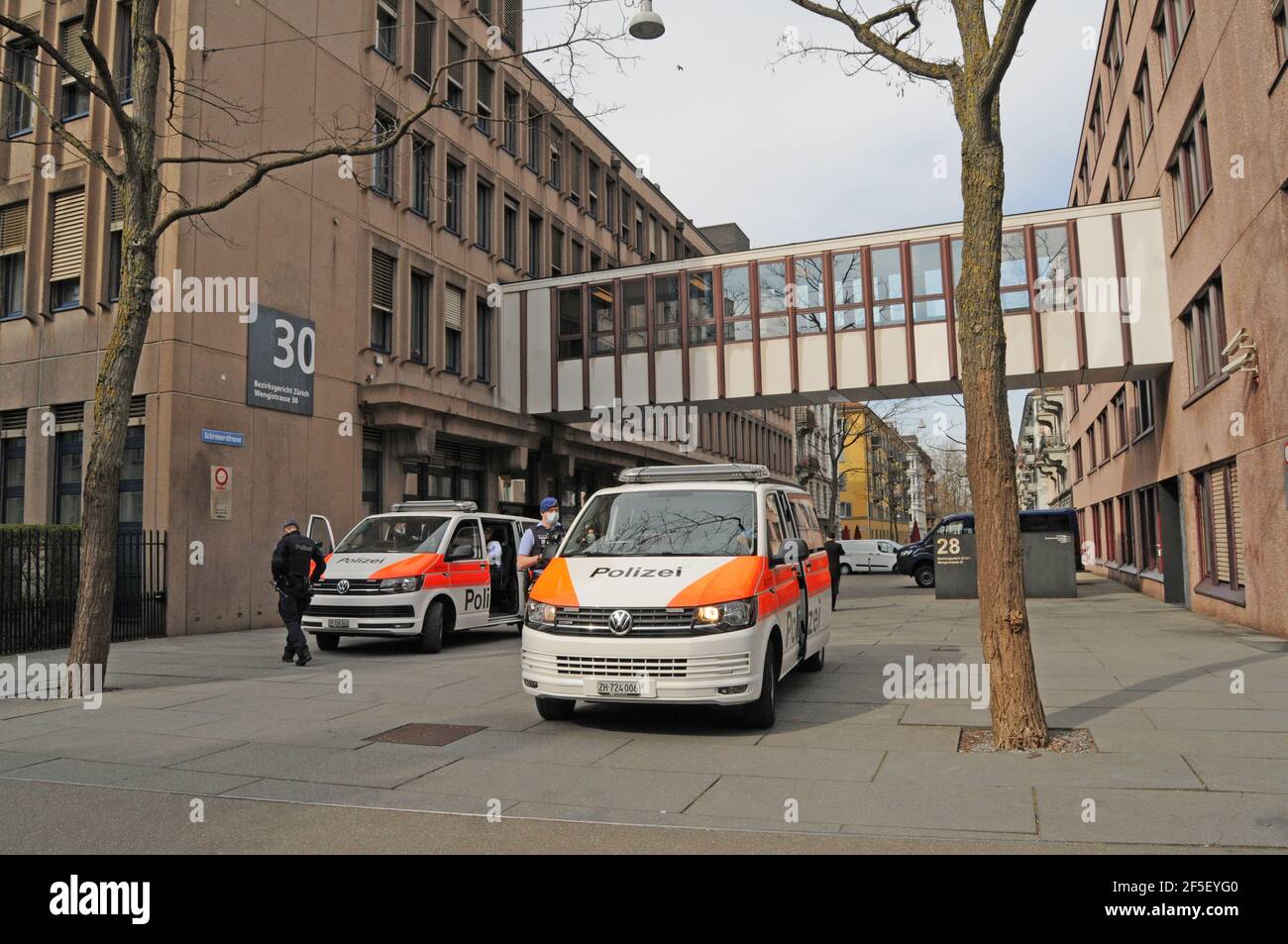 Zürich, 26.3.2021: Switzerland: Massiver Polizeischutz bei der heutigen Verhandlung vor dem Bezirksgericht Zürich gegen …., wegen …. – und auch infolg Stock Photo