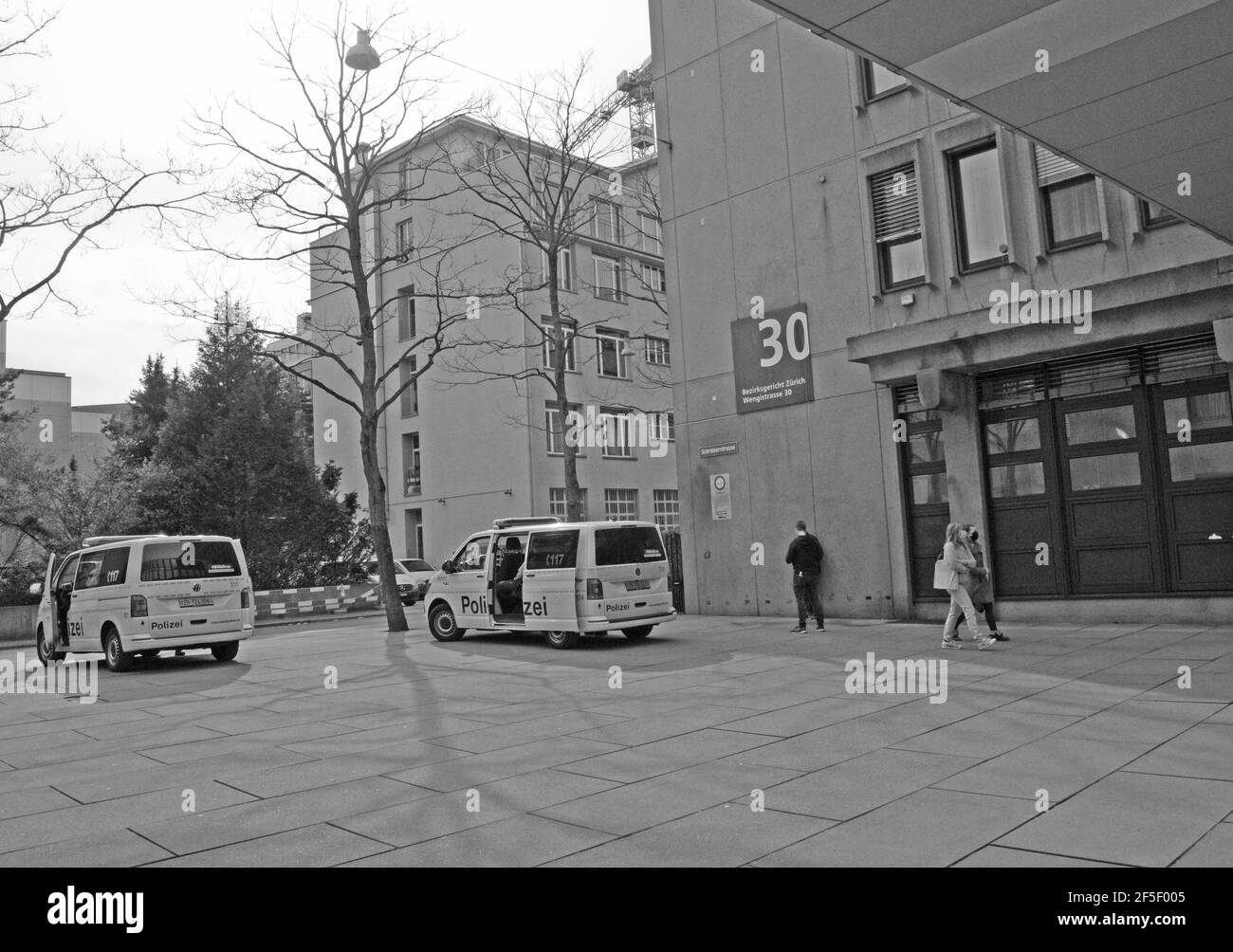 Zürich, 26.3.2021: Switzerland: Massiver Polizeischutz bei der heutigen Verhandlung vor dem Bezirksgericht Zürich gegen …., wegen …. – und auch infolg Stock Photo