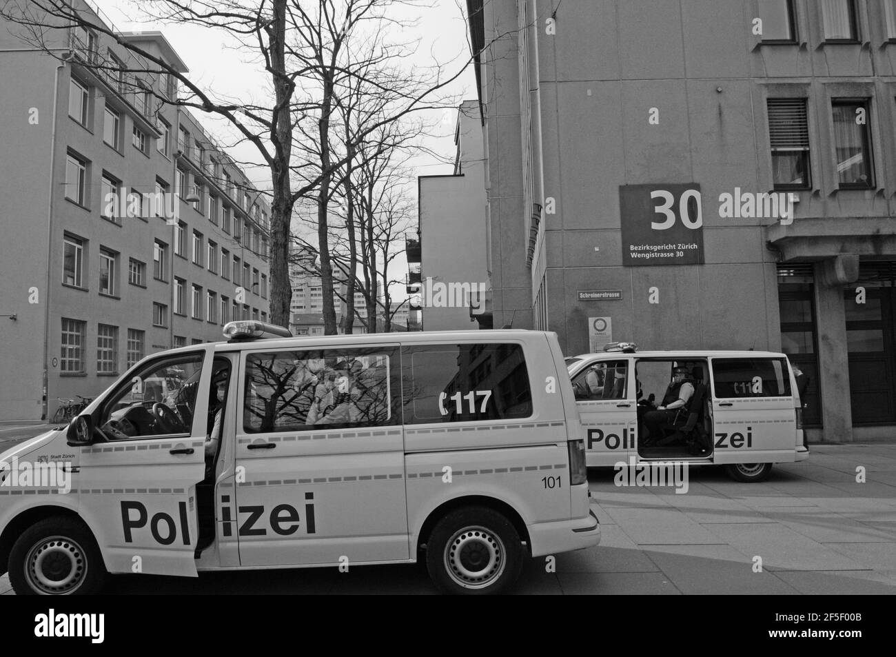 Zürich, 26.3.2021: Beim Prozess gegen …. bietet die Zürcher Polizei ein massives Schutzaufgebot vor dem Bezirksgericht auf Stock Photo
