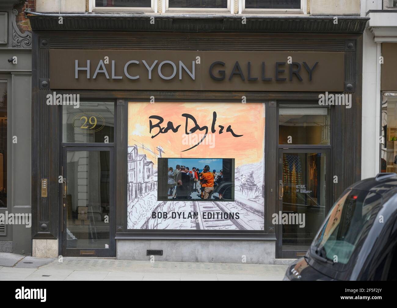Halcyon Gallery frontage closed during Covid-19 lockdown on 26 March 2021 in London’s Bond Street Stock Photo