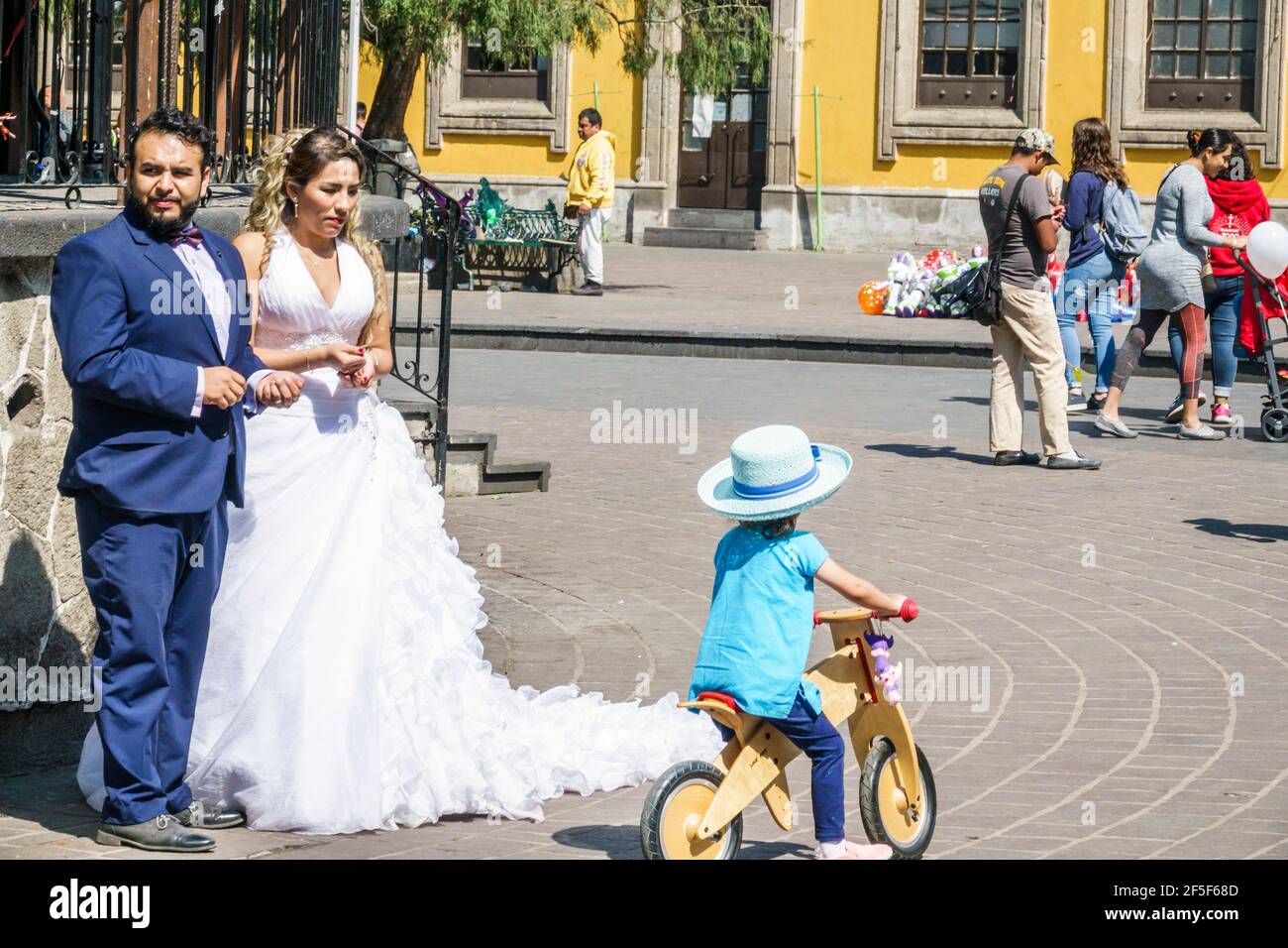 Mexico Mexico City Ciudad de Federal District Distrito DF D.F. CDMX Coyoacan Del Carmen Plaza Hidalgo public park wedding photo shoot bride groom coup Stock Photo