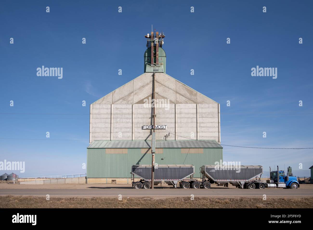 Buffalo 2000 elevator in the town of Foremost, Alberta Stock Photo Alamy