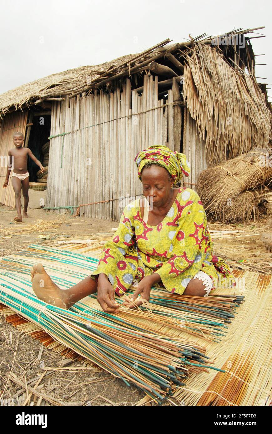 Nigerian woman weaving mat in the outskirt of Ondo State, Nigeria. Stock Photo