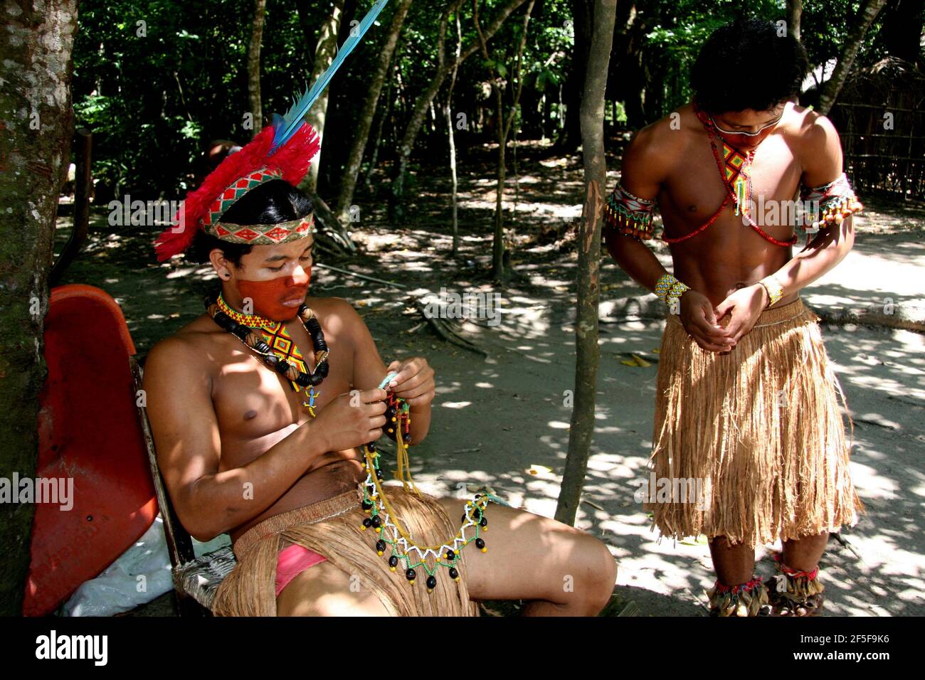 porto seguro, bahia / brazil - february 21, 2008: india pataxo da audeia  Jaqueira in the city of Porto Seguro, is seen using a credit card to pay  for Stock Photo - Alamy