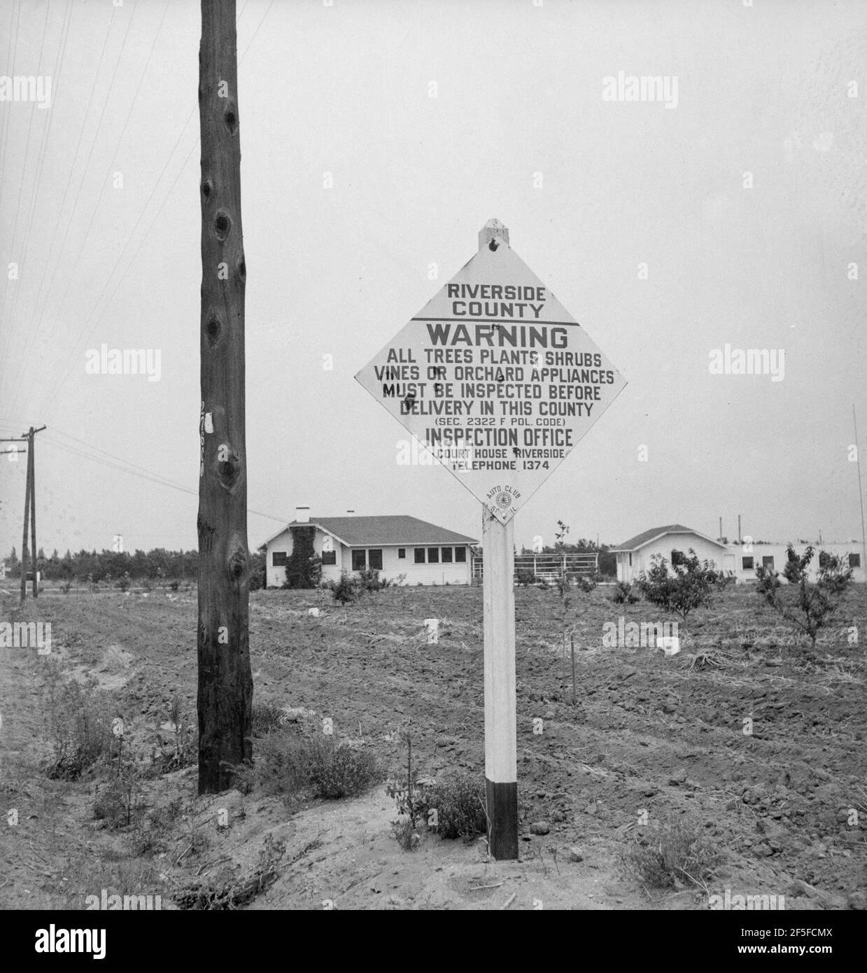 Sign on road entering California where there is now plant quarantine