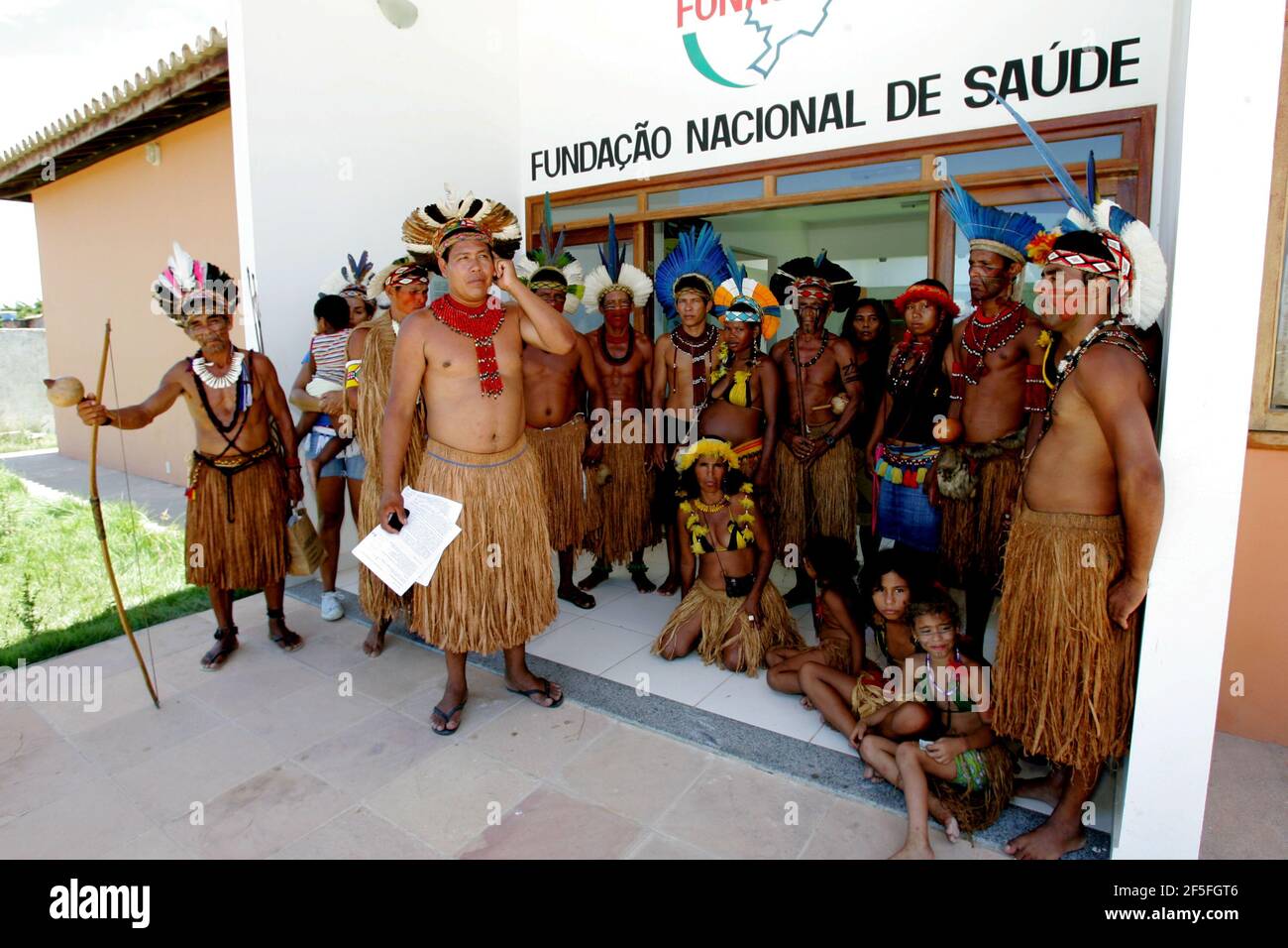 porto seguro, bahia / brazil - february 21, 2008: india pataxo da audeia  Jaqueira in the city of Porto Seguro, is seen using a credit card to pay  for Stock Photo - Alamy