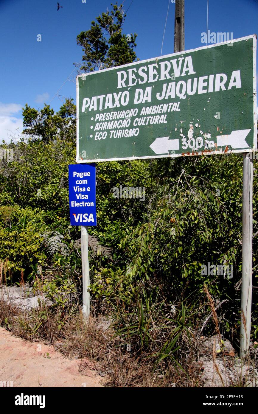 porto seguro, bahia / brazil - february 21, 2008: india pataxo da audeia  Jaqueira in the city of Porto Seguro, is seen using a credit card to pay  for Stock Photo - Alamy