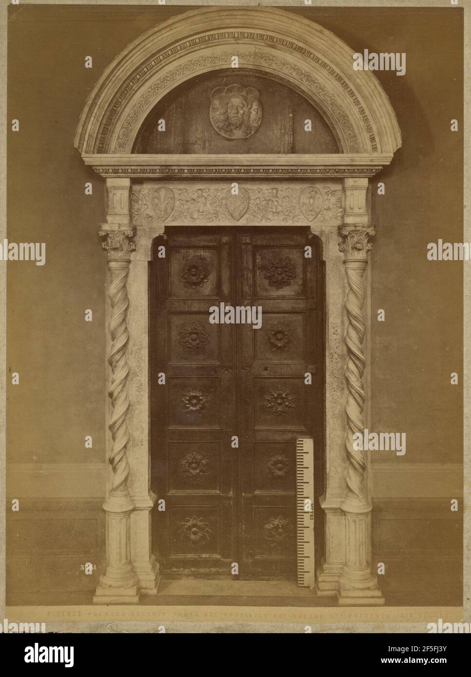 Firenze - Palazzo Vecchio, Porta nel vestibolo dei Salone dei Duecento. Unknown Stock Photo