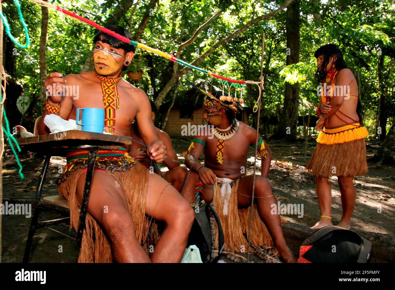 porto seguro, bahia / brazil - february 21, 2008: india pataxo da audeia  Jaqueira in the city of Porto Seguro, is seen using a credit card to pay  for Stock Photo - Alamy