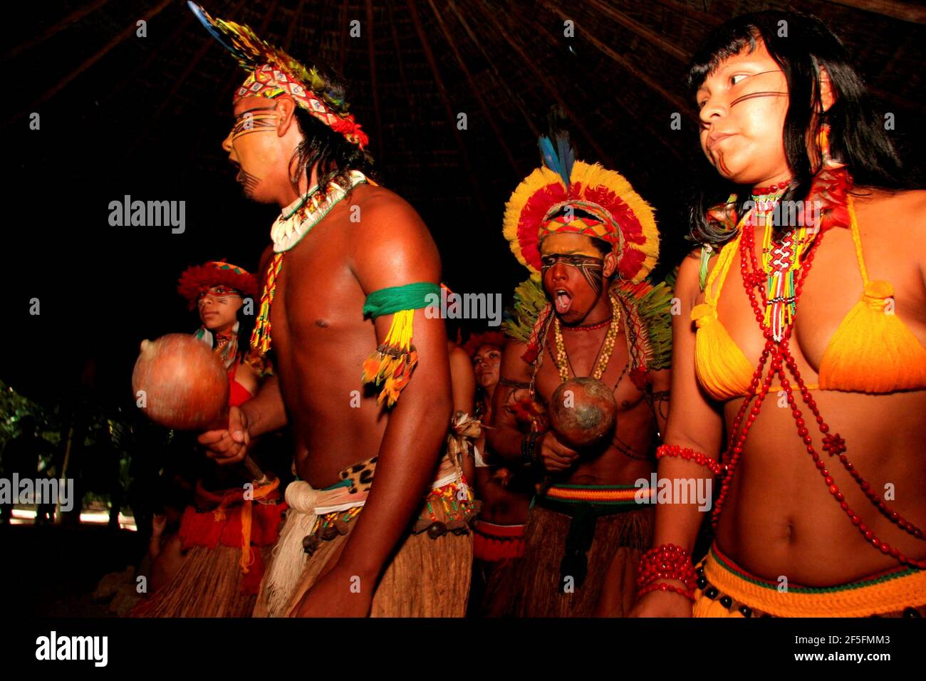 porto seguro, bahia / brazil - february 21, 2008: india pataxo da audeia  Jaqueira in the city of Porto Seguro, is seen using a credit card to pay  for Stock Photo - Alamy