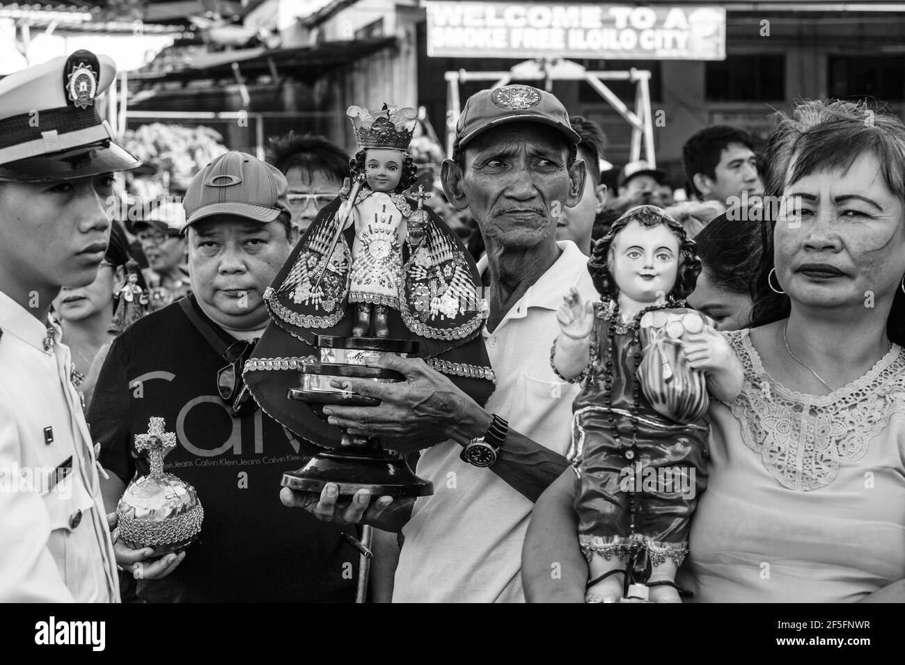 Local People Wait With Their Santo Nino Statues For The Arrival By Sea Of The Replica Santo Nino De Cebu, Dinagyang Festival, Iloilo, The Philippines. Stock Photo