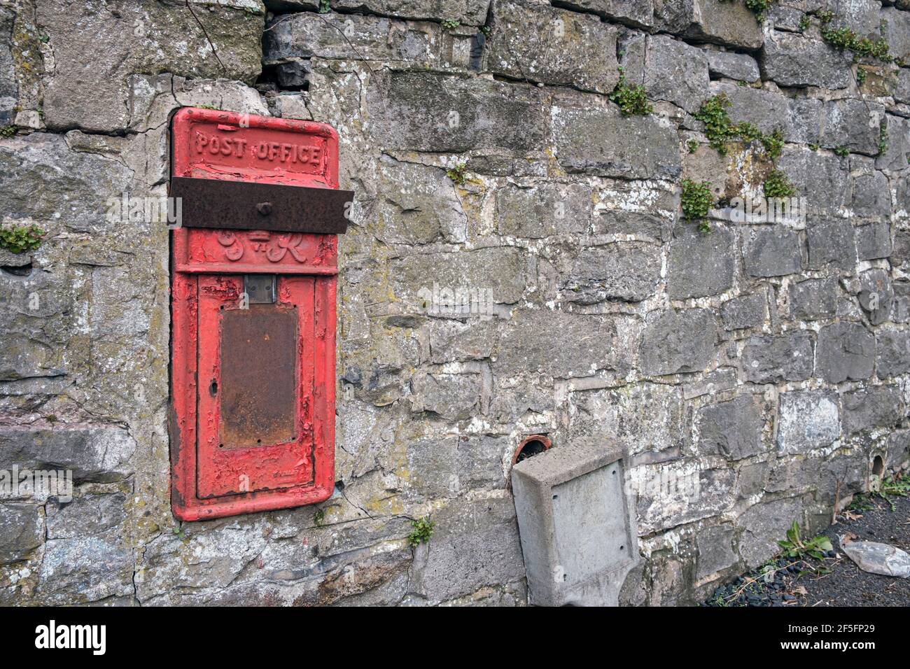 Disused George VI postbox in Windmill Lane, Ashbourne, Derbyshire Stock Photo
